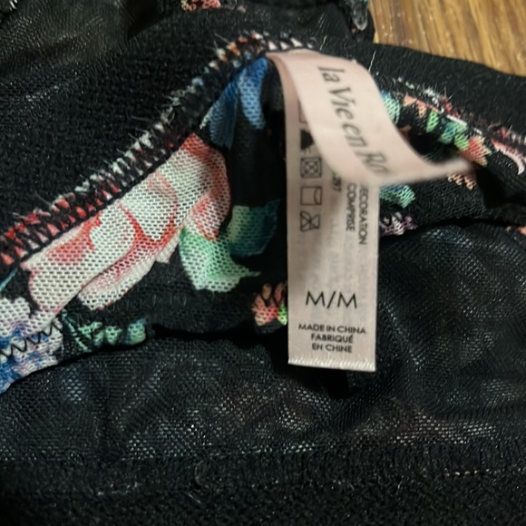 Two piece green lace bra and black floral thong - Picture 5 of 6